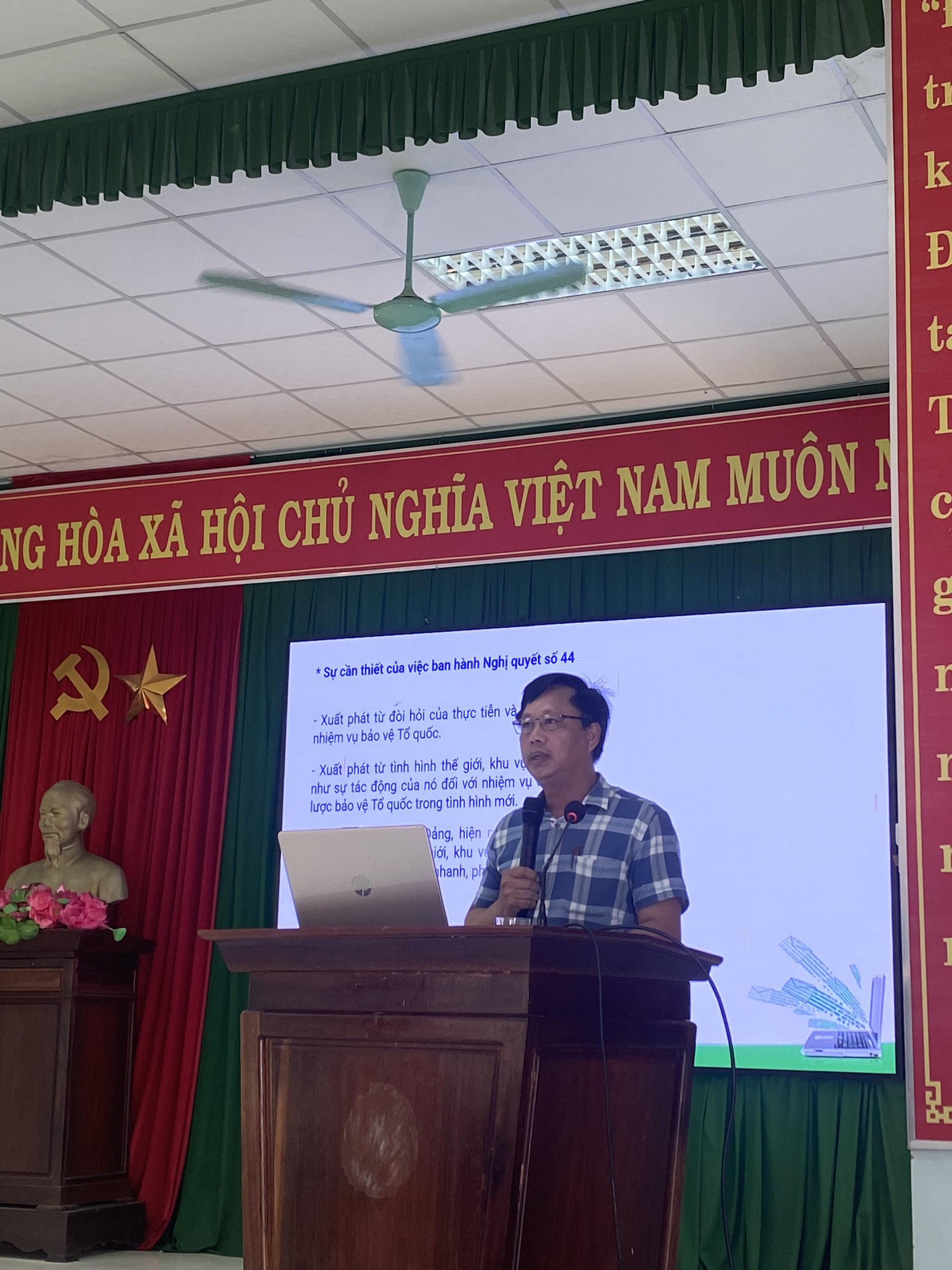 đồng chí Lê Văn Tuấn, ĐUV, Chủ tịch Ủy ban MTTQ xã quán triệt Nghị quyết 44 -NQ/TW của Ban Chấp hành TW Đảng khóa XIII