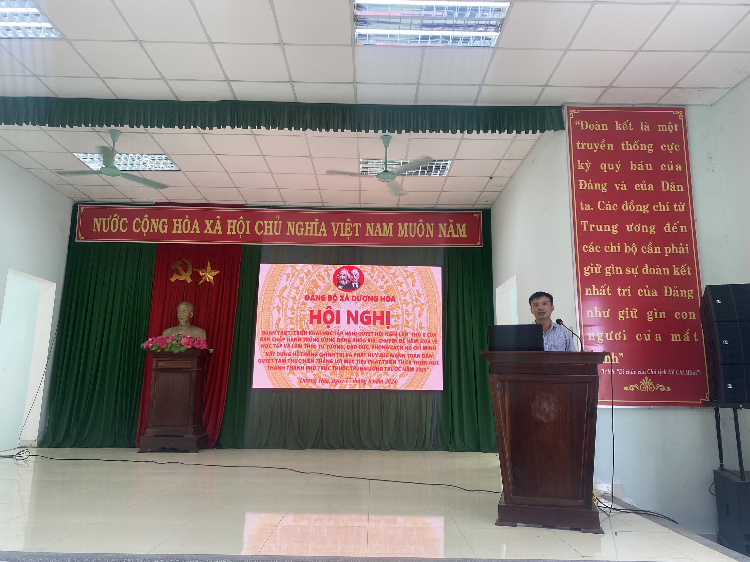 Đồng chí Nguyễn Văn Phương, TUV, Bí thư Đảng ủy xã đặt vấn đề hội nghị và quán triệt, triển khai chuyên đề Hồ Chí Minh năm 2024